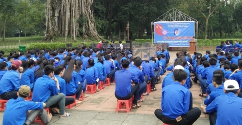 Toàn cảnh Lễ kếp nạp đoàn viên tại Trường THPT Lam Kinh, huyện Thọ Xuân
